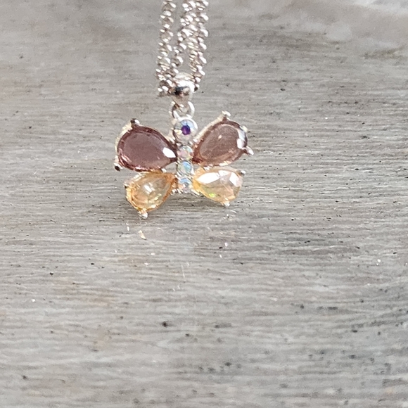 Avon Signed NR Crystal Butterfly Pendant Necklace Silver Tone Green Gold Moth - Picture 4 of 8